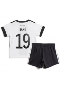 Tyskland Leroy Sane #19 Babyklær Hjemme Fotballdrakt til barn VM 2022 Korte ermer (+ Korte bukser)